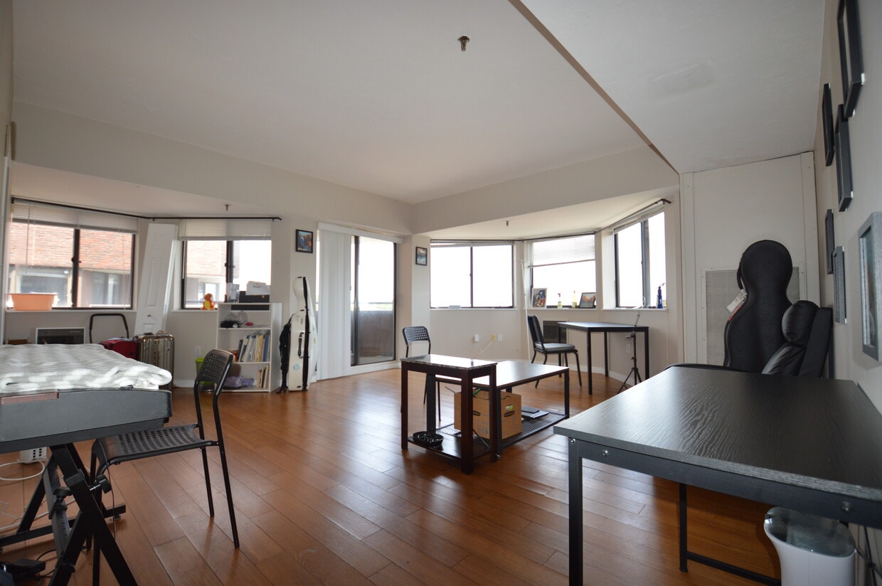Primary Photo - 147 Kelton St