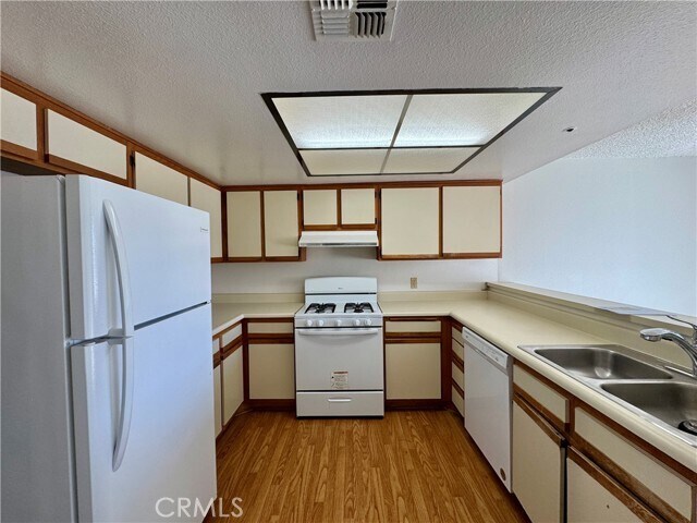 Foto del edificio - 987 E Del Mar Blvd