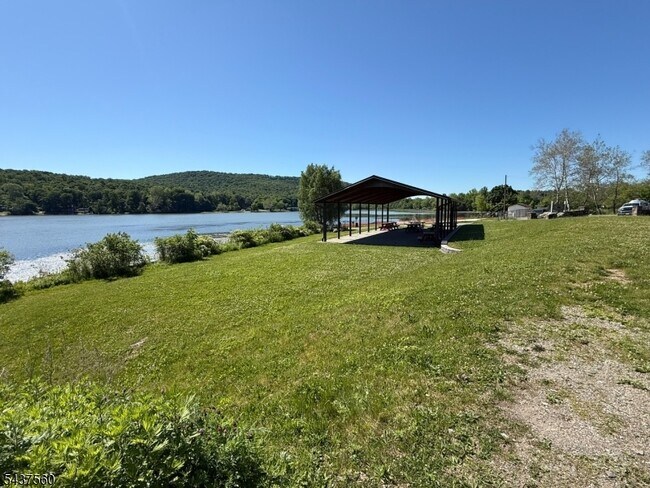 Foto del edificio - 144 Lakeside Dr W