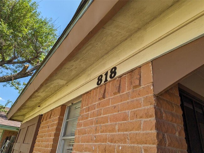 Foto del edificio - 818 Calvin Dr