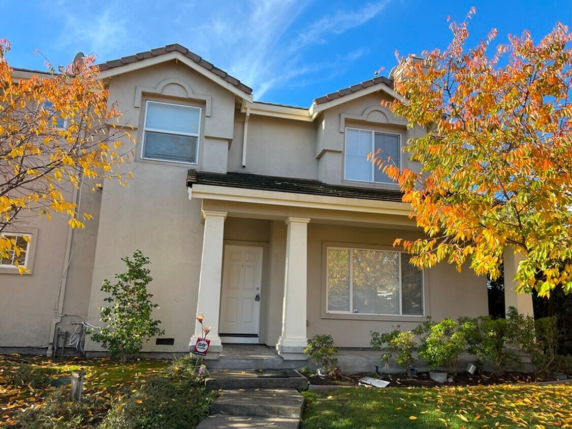 Primary Photo - LARGE SPACIOUS BRIGHT DESIRABLE 4 BEDROOM ...