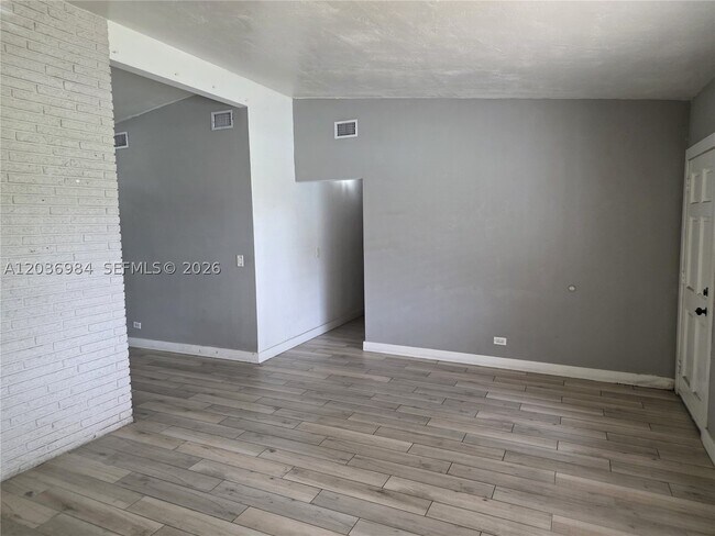 Building Photo - 621 SW 64th Pkwy