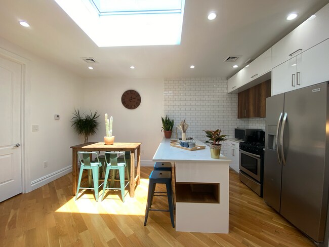 Building Photo - 648 Chauncey St