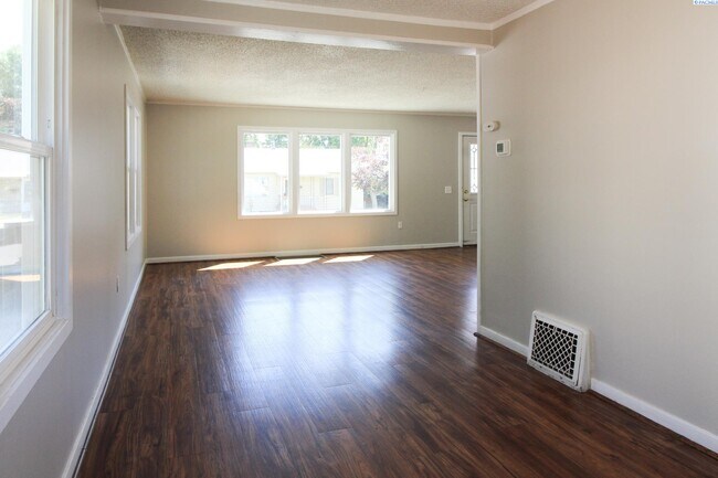 Building Photo - 3 Bed/1 Bath A-Duplex in Central Richland