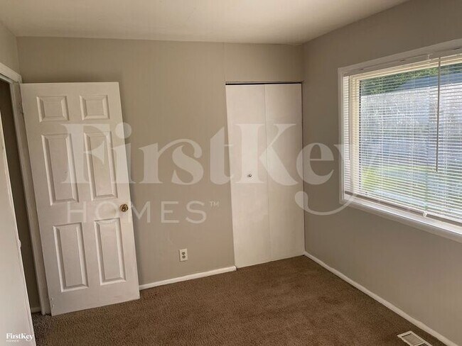 Building Photo - 3639 Ireland Dr
