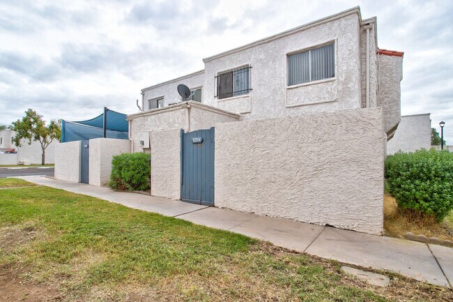 Building Photo - Wonderful Townhome centrally located.  Kit...