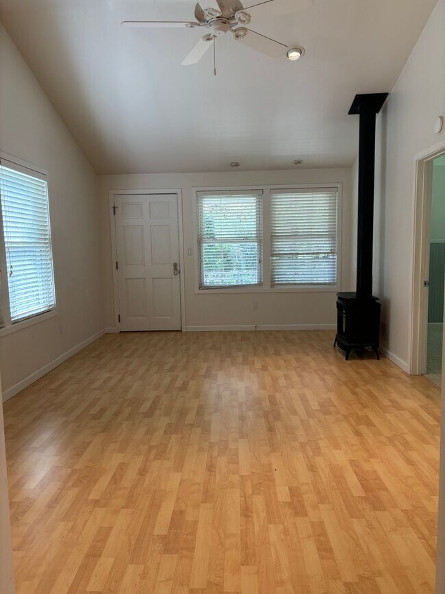 Building Photo - One Bedroom One Bath Gated Cottage