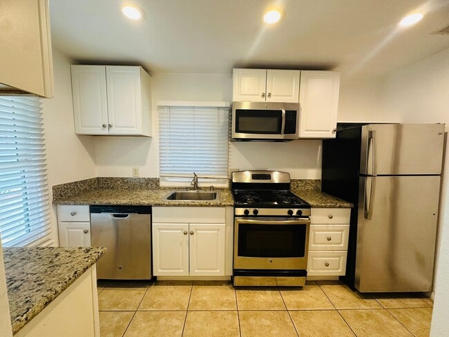 Building Photo - Come View This Perfect 2 Bedroom 1 Bath Located In the Heart of Downtown!!