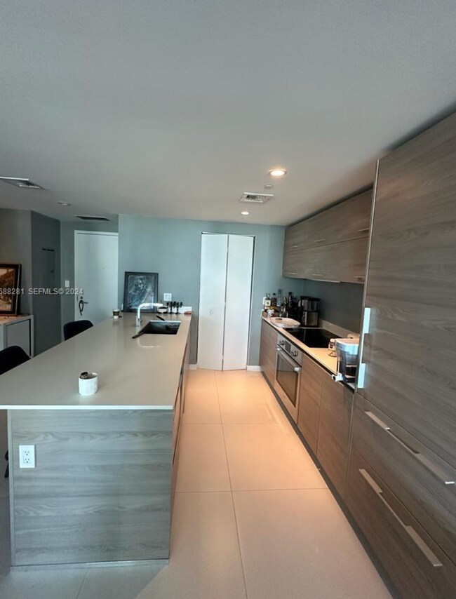 Foto del edificio - Enjoy this spacious 1-bedroom + DEN unit in an excellent location,