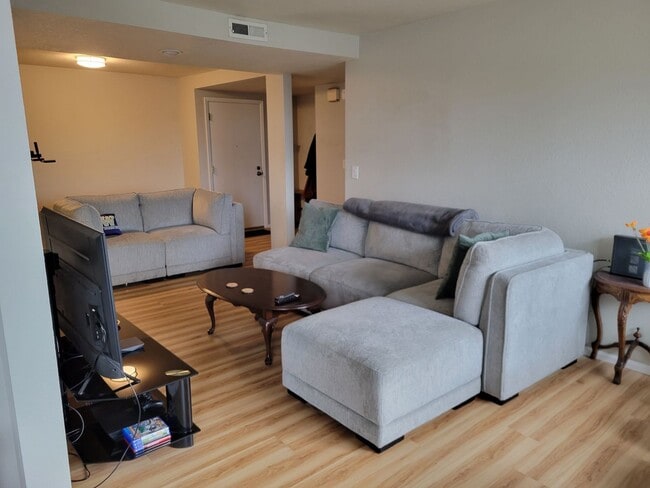 Building Photo - AIR-CONDITIONED 2 Bedroom Condo in Northgate