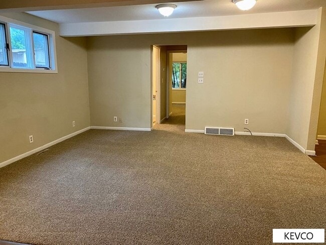 Building Photo - Huge House East of College Ave