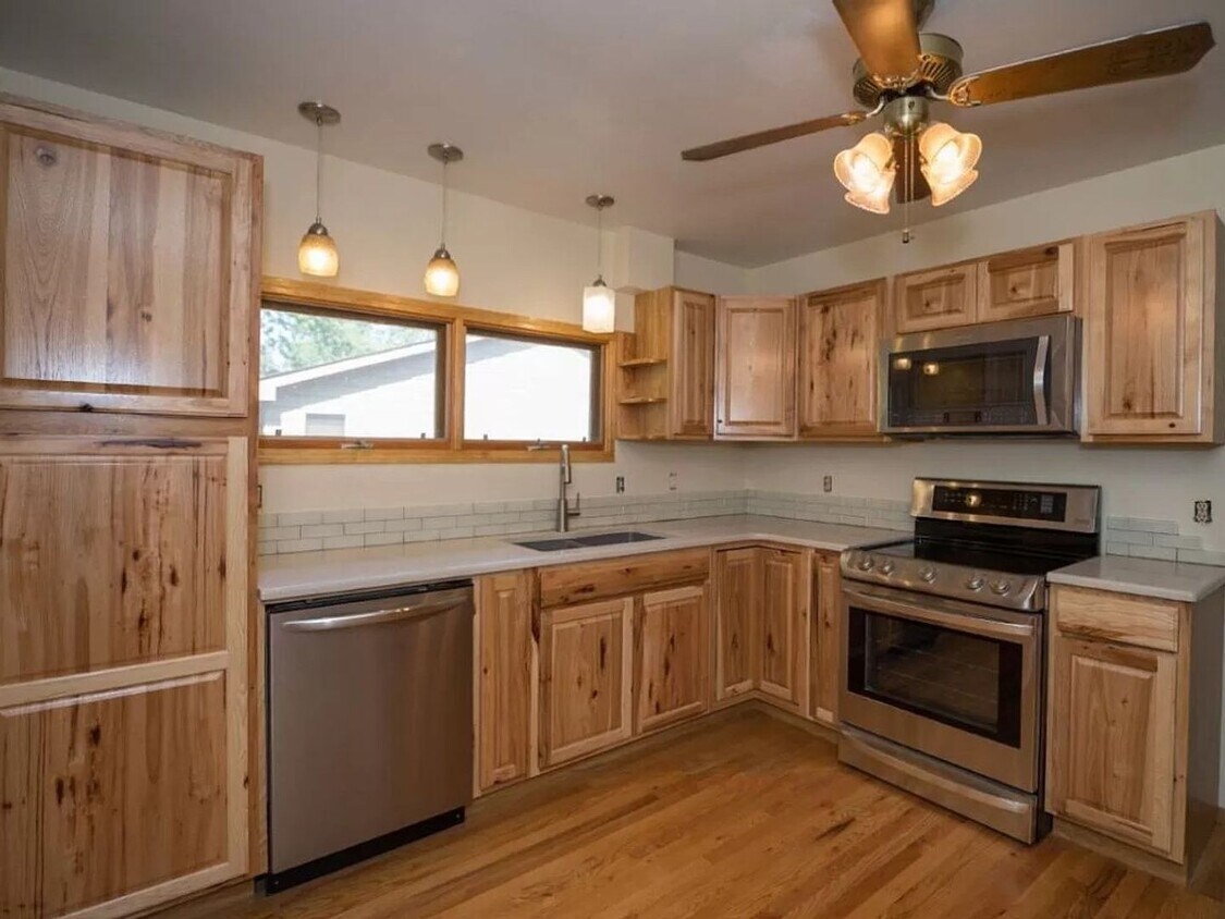 410 E 16th Ave, Bellevue, NE 68005 House Rental in Bellevue, NE