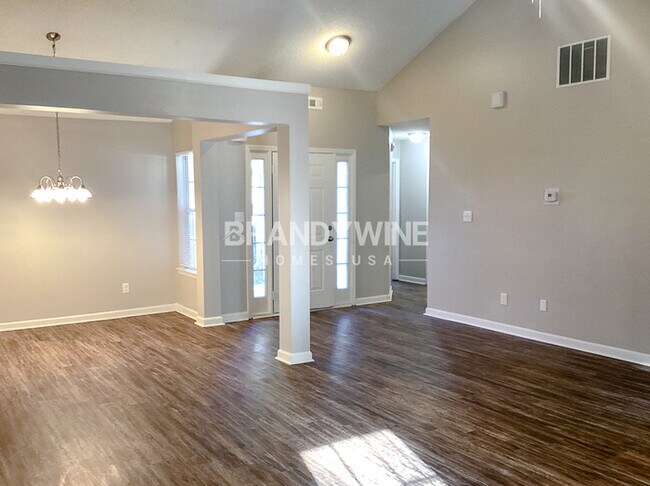 Building Photo - AVAILABLE NOW!! One month FREE RENT