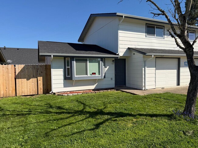 Building Photo - New 2 bed 1 1/2 bath duplex in Springfield!