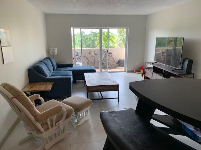 Foto principal - 6902 N Kendall Dr