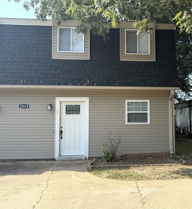 Building Photo - 2213 Spence Cir