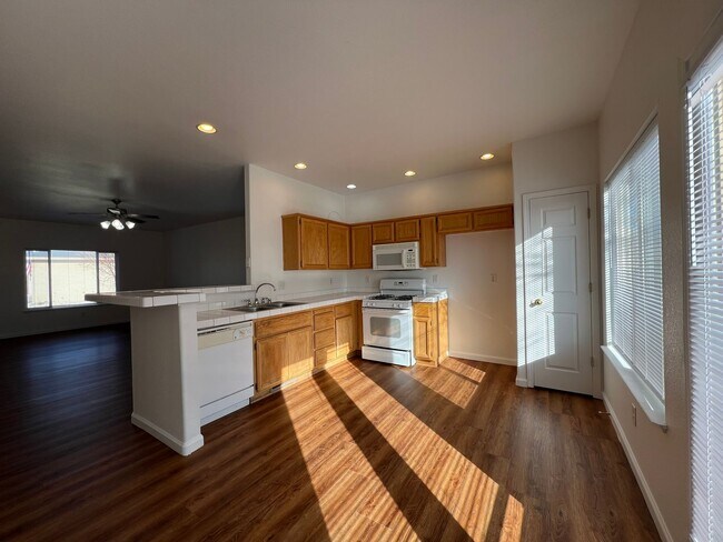 Foto del edificio - ***MOVE IN SPECIAL *** 4-bedroom home loca...