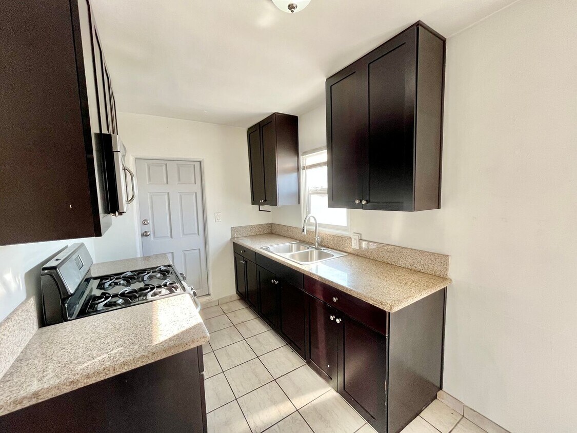 Foto principal - Upstairs 1 Bedroom Available with A/C in G...
