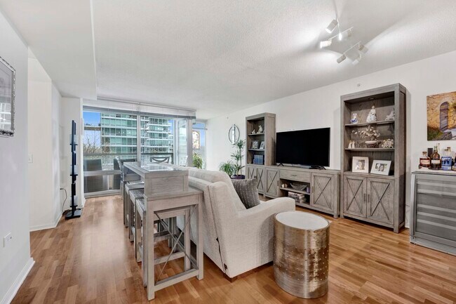 Foto del edificio - 9725 Woods Dr