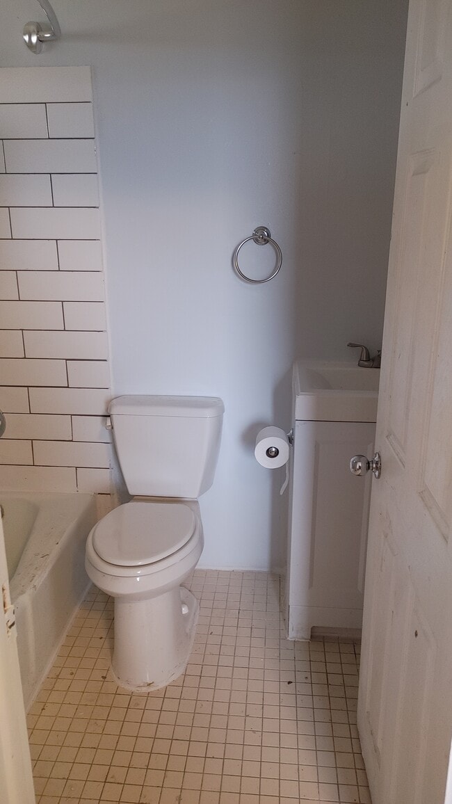 Bathroom - 202 Avo St