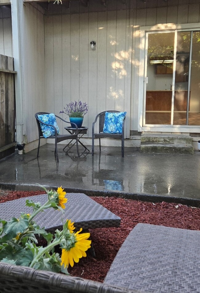 Building Photo - Healdsburg 2BR/1.5 Condo, 2 story, walk to...