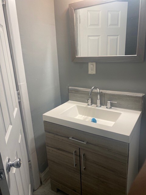 Bath Room - 7959 S Ellis Ave