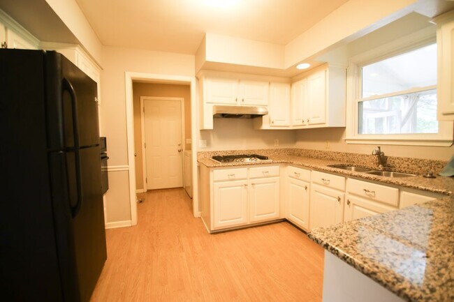 Building Photo - 112 Seminole Dr