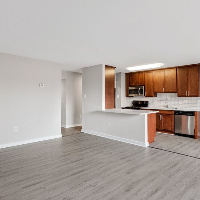 Aurora Apartments at 1425 Eastcrest Dr Charlotte, NC