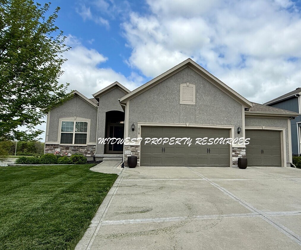 Foto principal - Stunning 4 Bedroom Reverse 1.5 Story Home ...