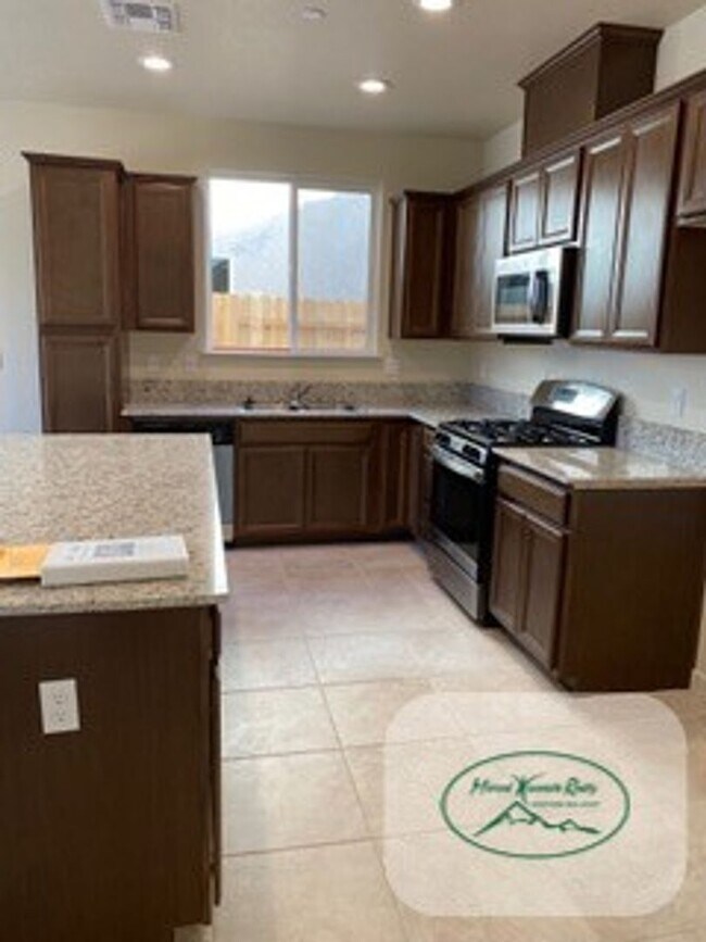 Foto del edificio - New Stonefiled Home-  Apply now to schedul...