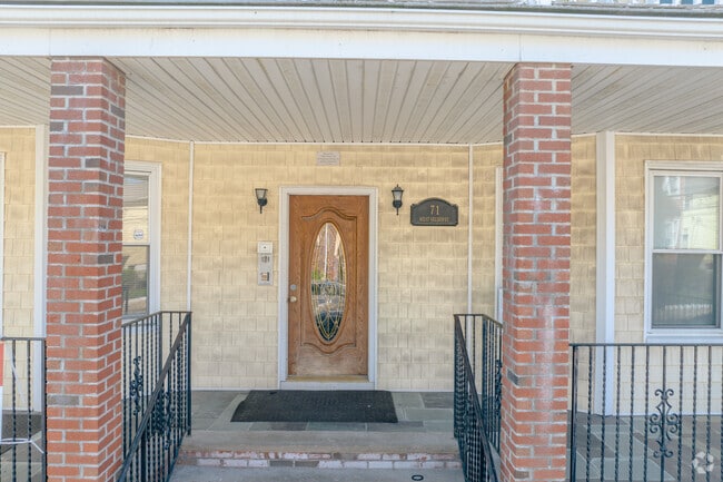 Building Entrance - 71 W Selden St