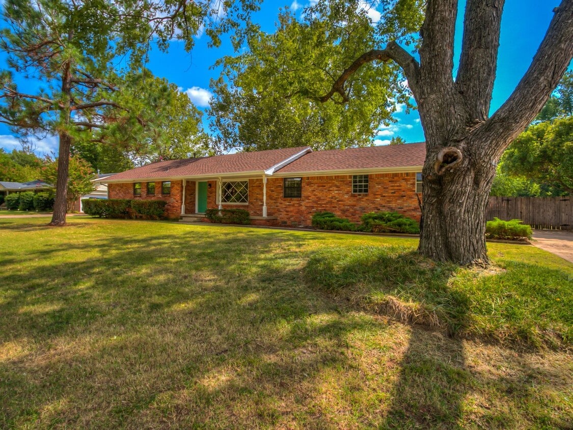 PRELEASING for Early Aug 2027! Updated (3) Bed, (2) Bath + Additional Living Area! - PRELEASING for Early Aug 2027! Updated (3) Bed, (2) Bath + Additional Living Area!
