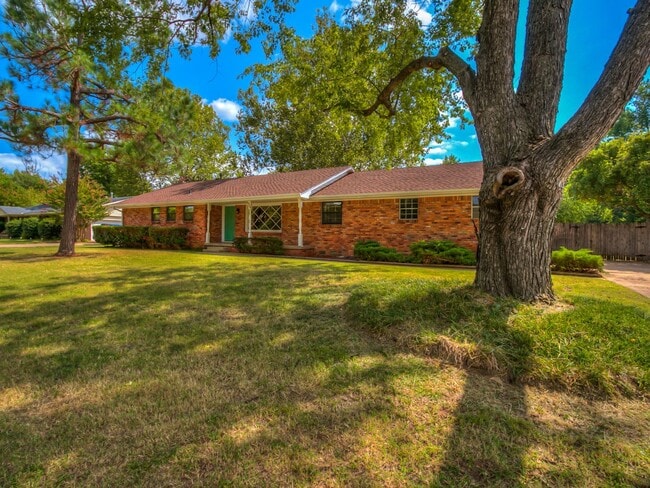 PRELEASING for Early Aug 2027! Updated (3) Bed, (2) Bath + Additional Living Area! - PRELEASING for Early Aug 2027! Updated (3) Bed, (2) Bath + Additional Living Area! House