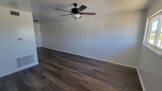 Foto del edificio - 2 Bedroom/ 1.5 Bath Townhouse Style Apartment in Newport