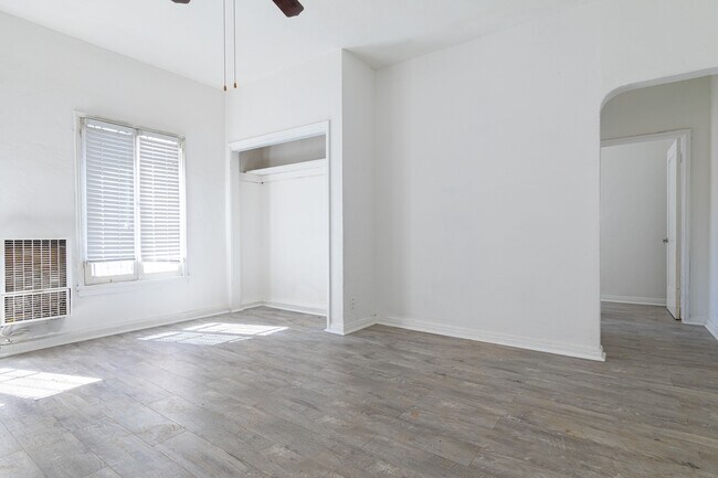 una cama - 12th St Apartments