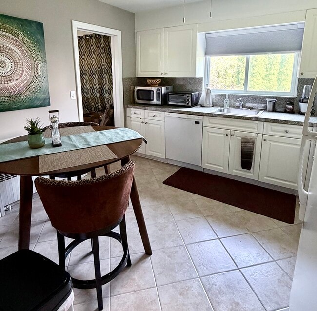 Kitchen - 66 Lincoln Ave E