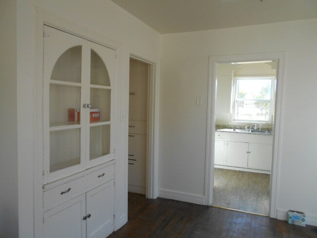 Building Photo - Pre-Leasing for Summer/Fall 2026 - 2/1 with hardwood floors