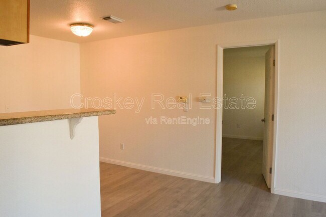 Building Photo - 2225 Lakeview Cir