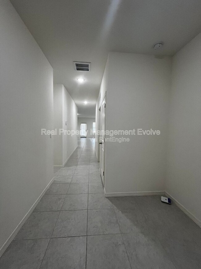 Foto del edificio - 19434 W Hazelwood St