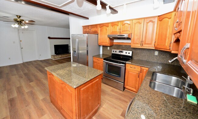 Foto del edificio - 6 Bedrooms-Little Neck Area