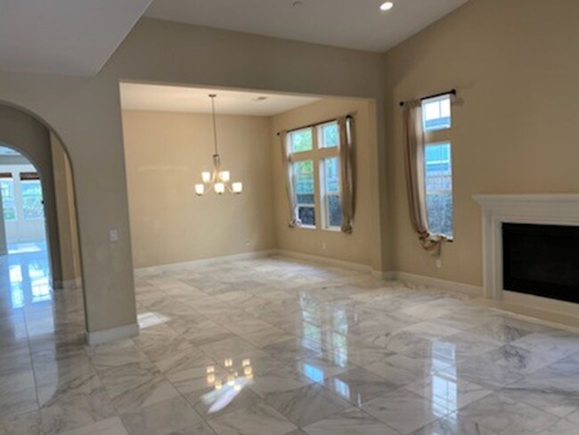 Foto del edificio - Beautiful 5 Bedroom Home for rent in Lopel...