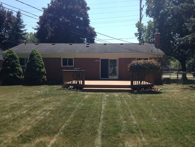 Building Photo - BEAUTIFUL, SPACIOUS 3 BDRM 1.5 BATH RANCH ...