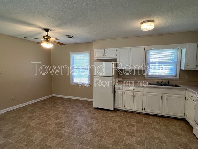 Building Photo - 5675 Livingston Dr