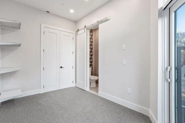 Foto del edificio - Furnished room/NOT APARTMENT