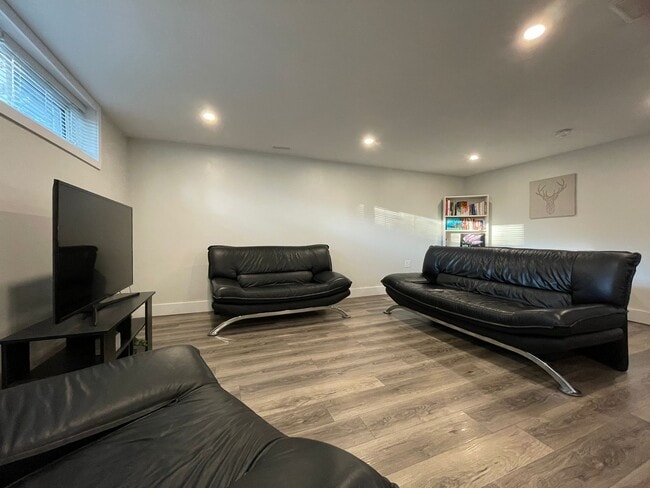 Photo du bâtiment - 331 W 5th St