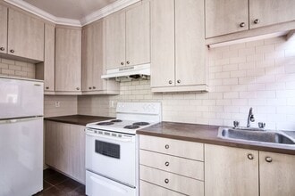 Building Photo - 4900 Av. Clanranald