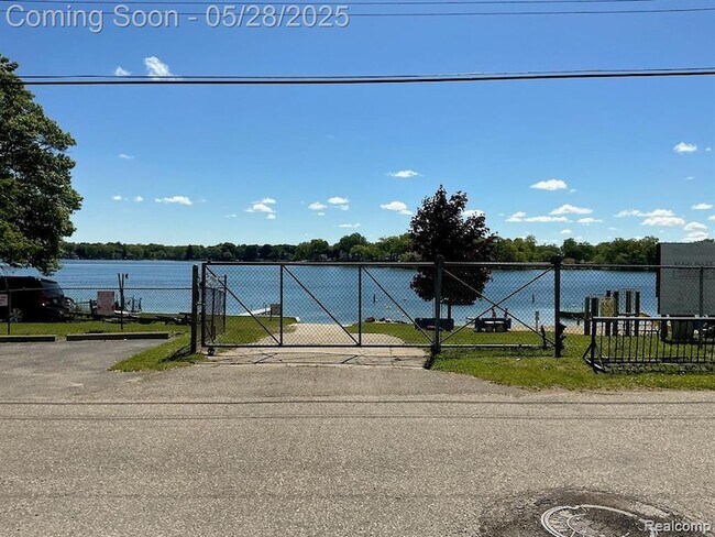 Foto del edificio - 7230 Sandy Beach Dr