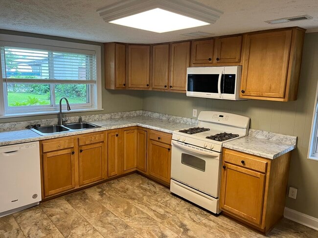 Building Photo - 304 Hillview Blvd