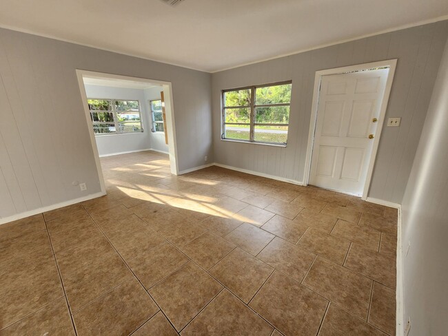 Foto del edificio - Ready 5/15/24! Renovated 2/2 Sitting on 8,...