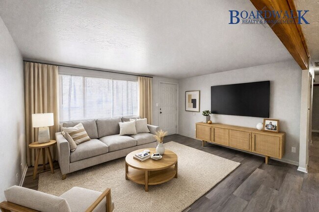 Foto del edificio - Spacious 5-Bedroom Home with Lofted Garage